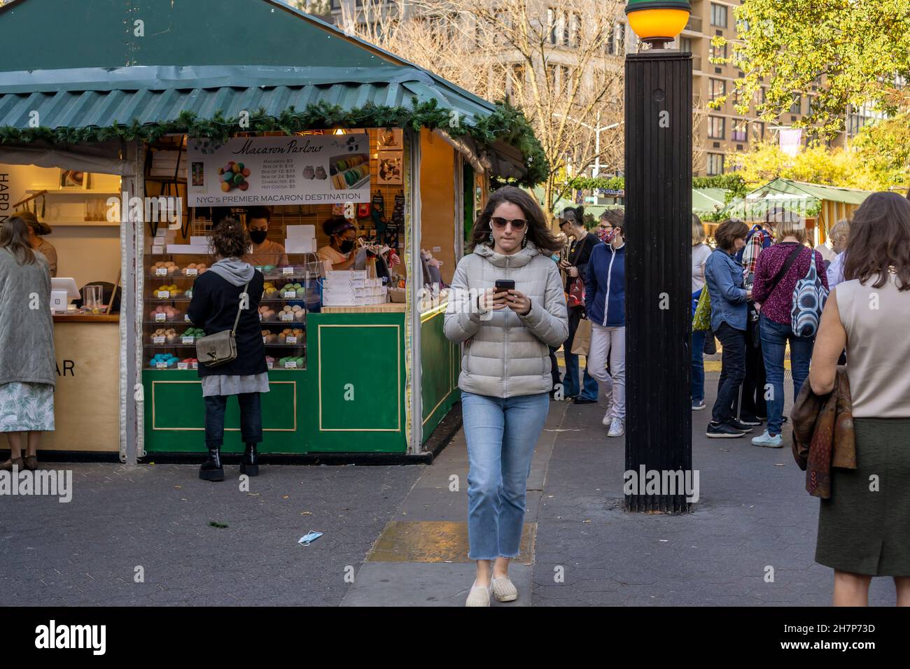 De retour de son hiatus pandémique d'un an, les acheteurs naviguent au marché de vacances Union Square à New York le jour d'ouverture, le jeudi 18 novembre 2021.(© Richard B. Levine) Banque D'Images