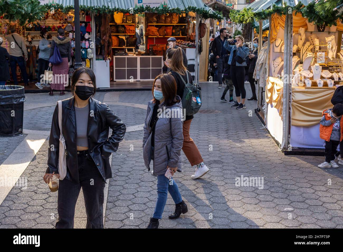 De retour de son hiatus pandémique d'un an, les acheteurs naviguent au marché de vacances Union Square à New York le jour d'ouverture, le jeudi 18 novembre 2021.(© Richard B. Levine) Banque D'Images