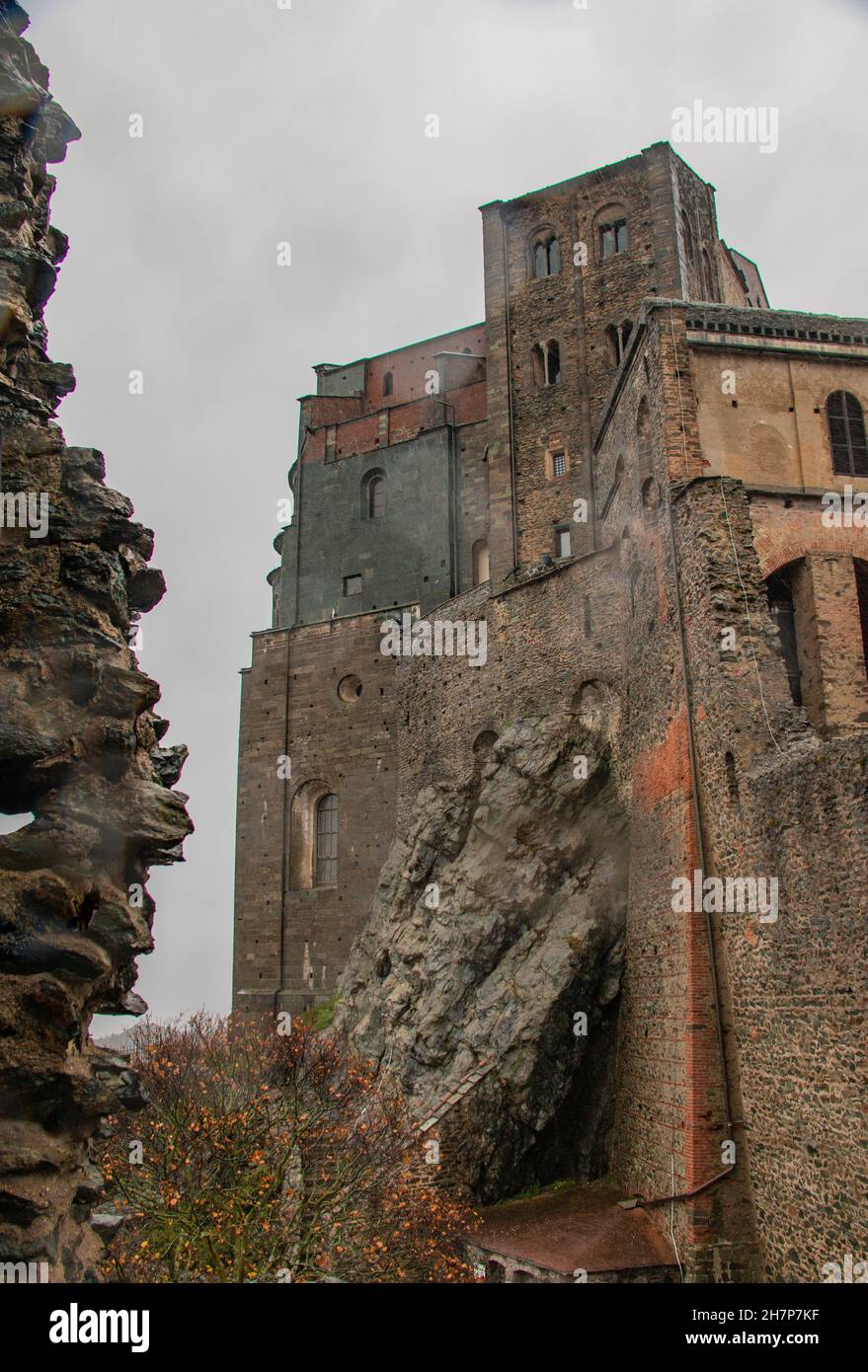 Édifice extérieur fortifié et inaccessible de la Sacra di San Michele, Turin, Piedmonte, Italie - sur le Mont Pirchiriano, dans les Alpes italiennes Banque D'Images