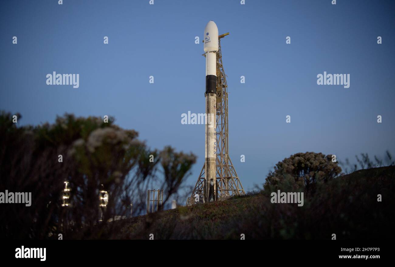 Vandenberg, États-Unis d'Amérique.23 novembre 2021.Vandenberg, États-Unis d'Amérique.23 novembre 2021.Une fusée d'appoint SpaceX Falcon 9 transportant la mission d'essai de défense planétaire de la NASA, Double Asteroid Redirection Test, se prépare au décollage du complexe de lancement spatial 4 à la base spatiale de Vandenberg le 23 novembre 2021 à Vandenberg, en Californie.Le vaisseau spatial DART est conçu pour s'écraser dans un astéroïde tout en roulant à une vitesse de 15,000 miles par heure pour modifier la trajectoire afin d'éviter un impact sur la Terre.Credit: Bill Ingalls/NASA/Alamy Live News Banque D'Images