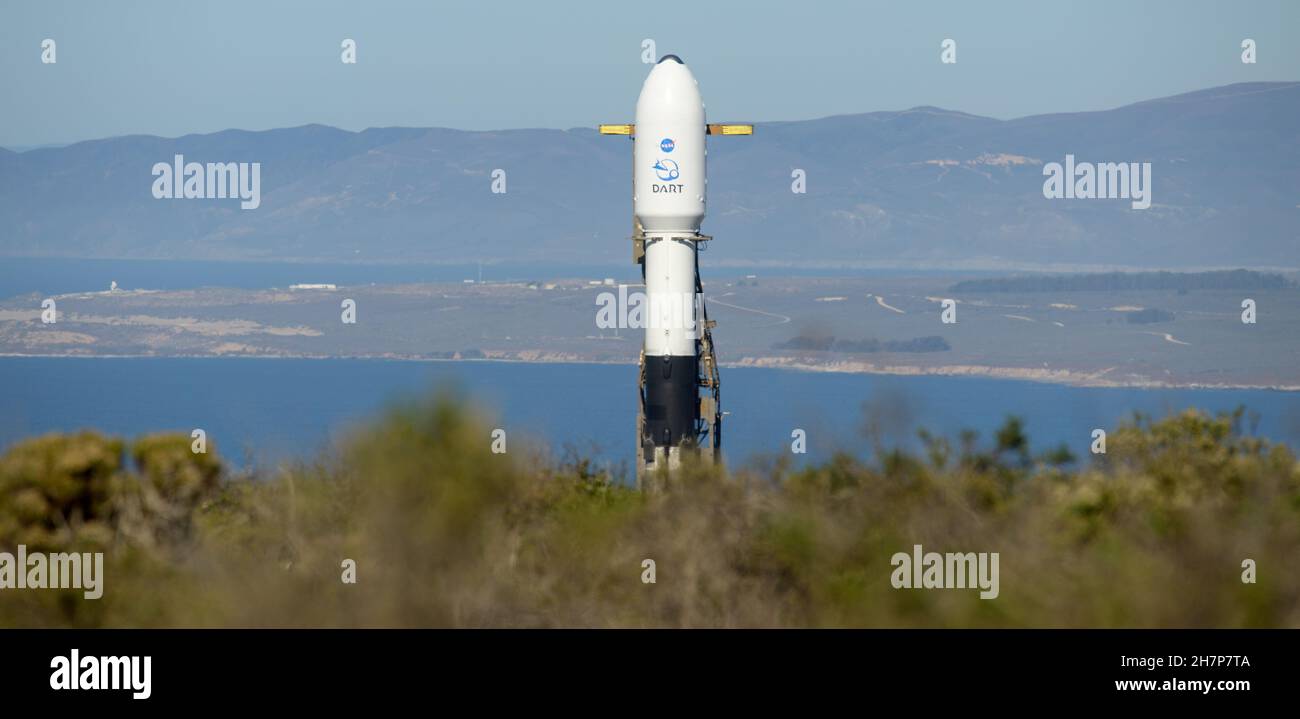 Vandenberg, États-Unis d'Amérique.23 novembre 2021.Vandenberg, États-Unis d'Amérique.23 novembre 2021.Une fusée d'appoint SpaceX Falcon 9 transportant la mission d'essai de défense planétaire de la NASA, Double Asteroid Redirection Test, se prépare au décollage du complexe de lancement spatial 4 à la base spatiale de Vandenberg le 23 novembre 2021 à Vandenberg, en Californie.Le vaisseau spatial DART est conçu pour s'écraser dans un astéroïde tout en roulant à une vitesse de 15,000 miles par heure pour modifier la trajectoire afin d'éviter un impact sur la Terre.Credit: Bill Ingalls/NASA/Alamy Live News Banque D'Images