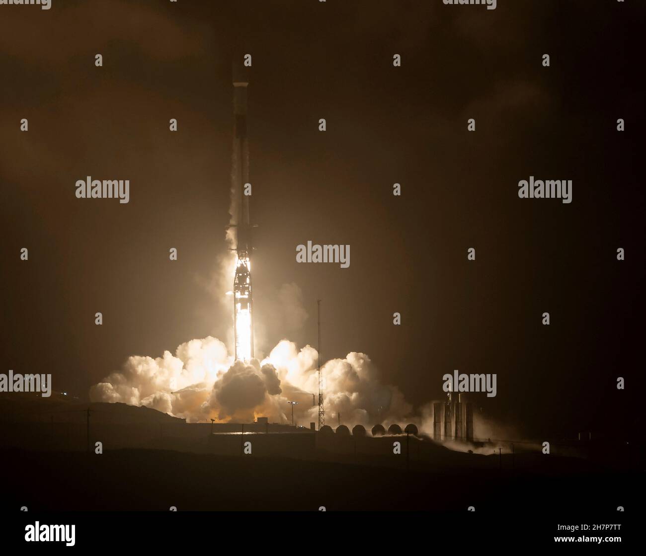 Vandenberg, États-Unis d'Amérique.24 novembre 2021.Vandenberg, États-Unis d'Amérique.24 novembre 2021.Une fusée d'appoint SpaceX Falcon 9 transportant la mission d'essai de défense planétaire de la NASA, Double Asteroid Redirection Test, quitte le complexe de lancement spatial 4 à la base spatiale de Vandenberg le 24 novembre 2021 à Vandenberg, en Californie.Le vaisseau spatial DART est conçu pour s'écraser dans un astéroïde tout en roulant à une vitesse de 15,000 miles par heure pour modifier la trajectoire afin d'éviter un impact sur la Terre.Credit: Bill Ingalls/NASA/Alamy Live News Banque D'Images