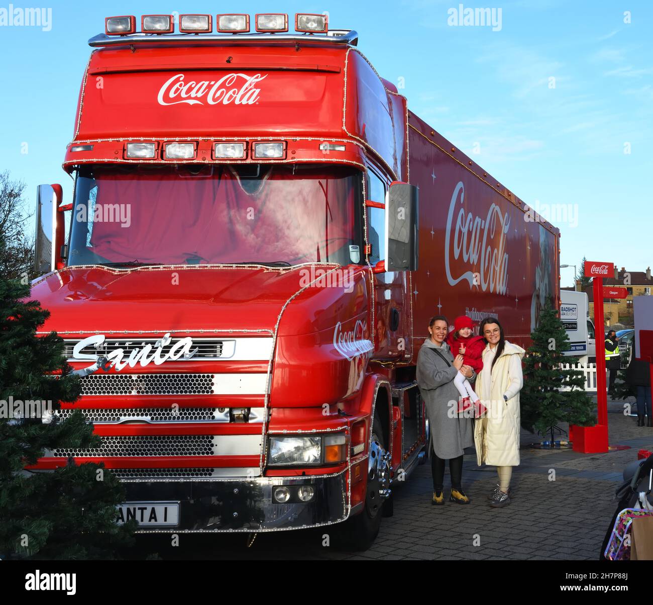 24 novembre 2021. Pollok, Glasgow, Écosse, ROYAUME-UNI. Le gros camion de coca-cola rouge a fait une visite de retour au complexe commercial Silverburn de Glasgow cette année après avoir annulé la visite de l'année dernière en raison de la pandémie de COVID. Lors du premier de ses arrêts au Royaume-Uni, les visiteurs ont reçu de petites canettes de Coca-Cola Zero et ont eu des photos prises avec leurs enfants sur le côté du camion. Banque D'Images