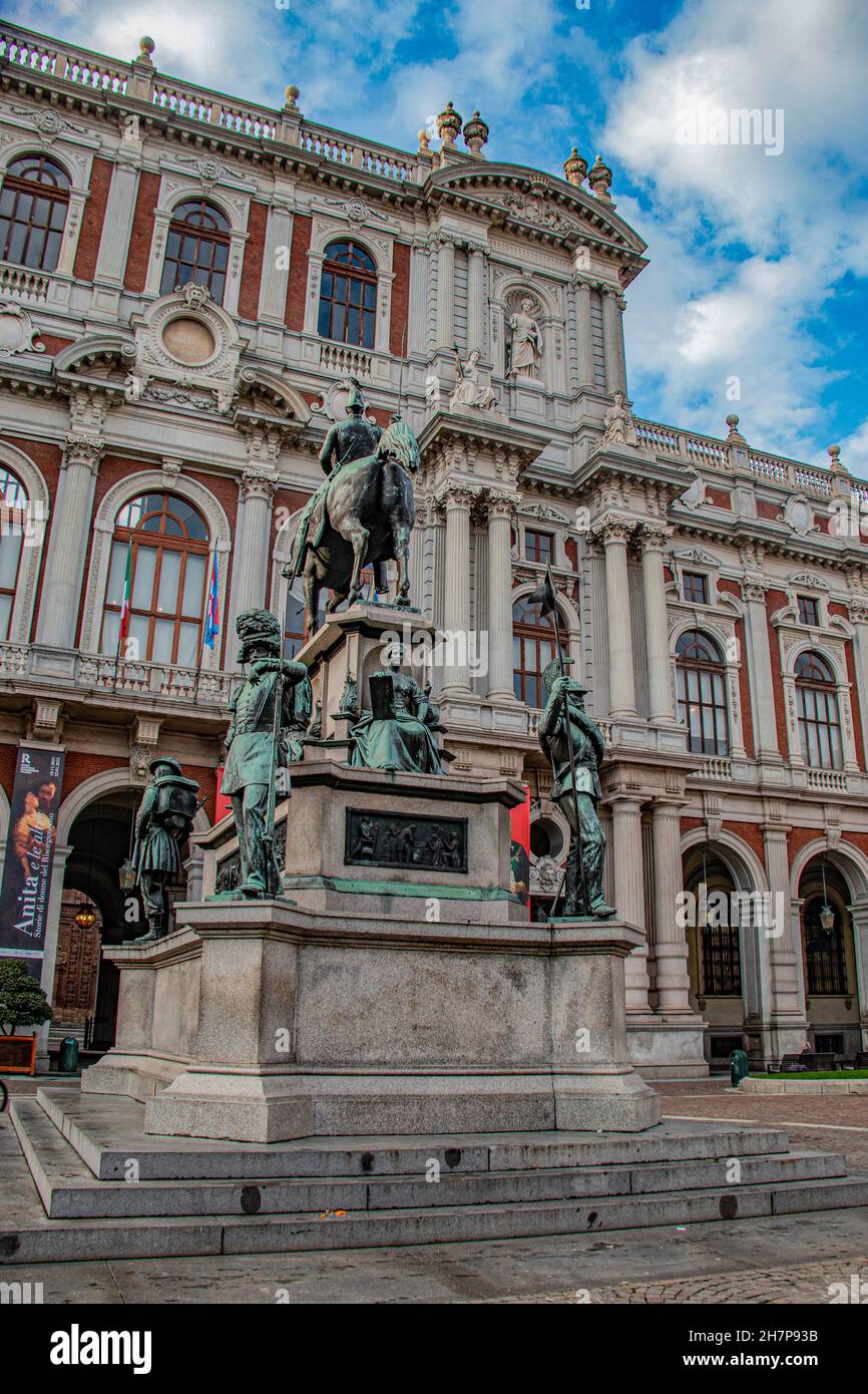 Belle architecture et statues ornées de la Piazza Carlo Alberto, Turin, Piémont, Italie Banque D'Images