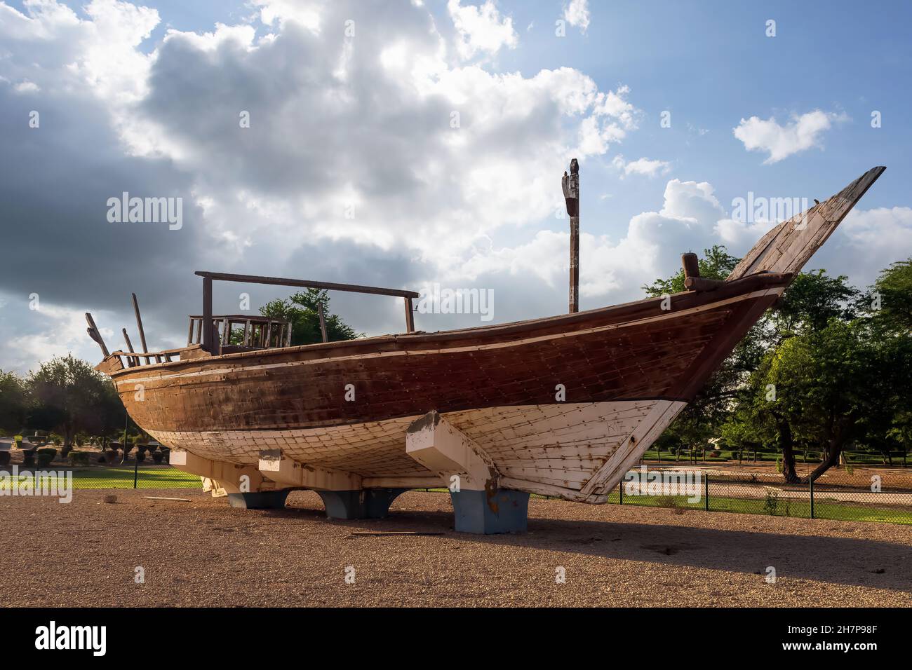 Un bateau traditionnel en bois à Aqua Park à Jubail Arabie Saoudite. Banque D'Images