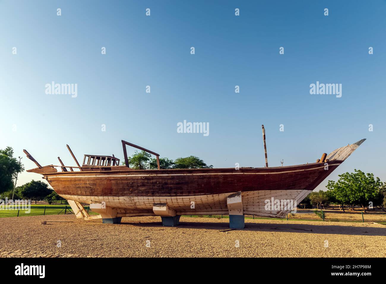 Un bateau traditionnel en bois à Aqua Park à Jubail Arabie Saoudite. Banque D'Images