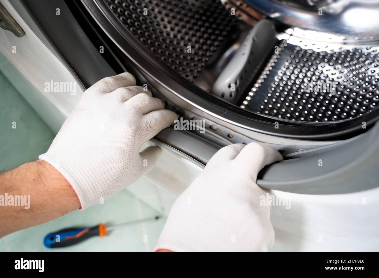 Vérification du joint sale de la machine à laver et entretien Photo Stock -  Alamy