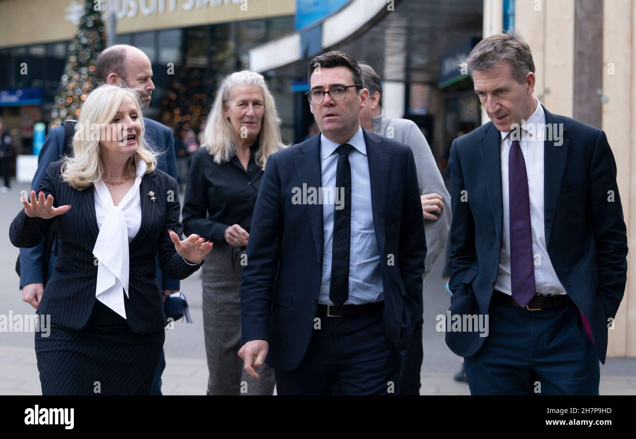 Rangée avant gauche à droite Maire West Yorkshire Tracy Brabin, Maire du Grand Manchester Andy Burnham et Maire du Yorkshire du Sud Dan Jarvis, devant la gare de Leeds, après une réunion du Bureau de transport pour le Nord à l'hôtel Queens à Leeds,Après que le gouvernement a établi ses plans révisés pour le nord de l'Angleterre et les Midlands.Date de la photo: Mercredi 24 novembre 2021. Banque D'Images