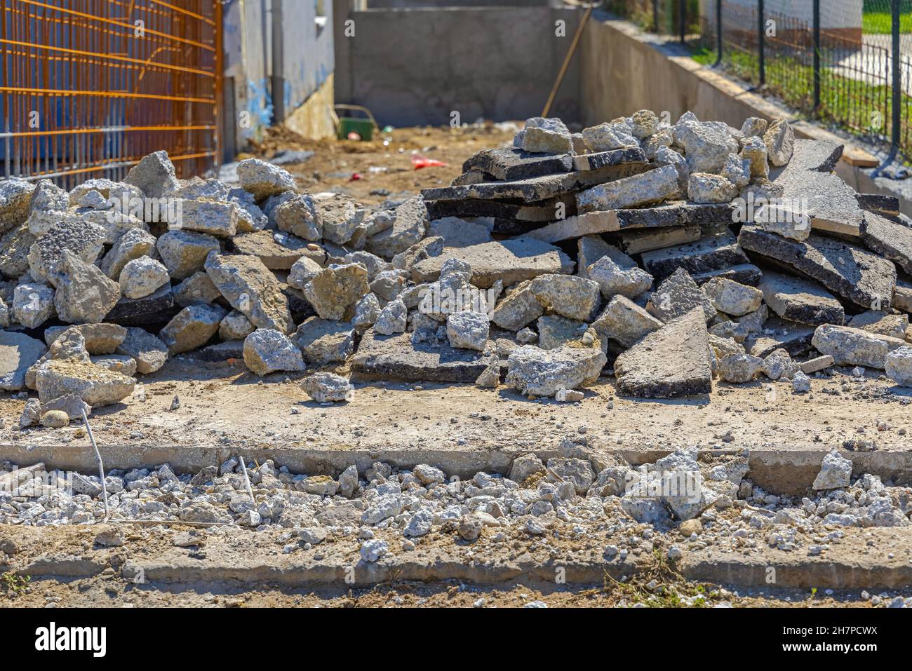 Pièces d'asphalte et de béton pavé Construction de rue Banque D'Images