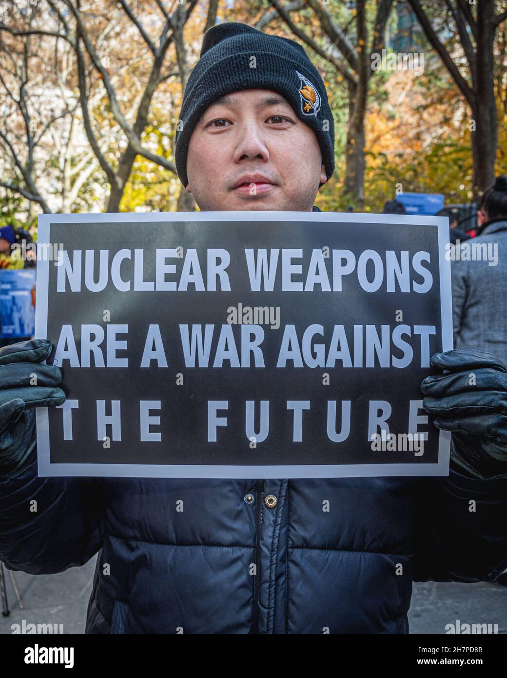 Dans un dernier effort pour adopter la législation sur le désarmement nucléaire, Res.976-2019 et INT 1621-2019, présenté par Daniel Dromm, membre du Conseil municipal (District 25, Elmhurst et Jackson Heights), membres de Rise and Resist et NYCAN réunis à l'entrée de l'hôtel de ville de New York pour accueillir les membres du conseil avec des bannières,Des affiches et des circulaires qui quittent leurs bureaux législatifs pour assister à la troisième à la dernière réunion de la session législative du Conseil municipal, le 23 novembre 2021.(Photo par Erik McGregor/Sipa USA) Banque D'Images