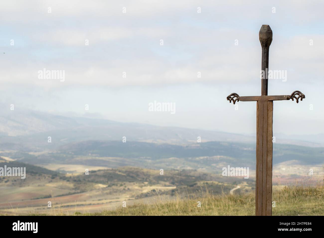 Épée du jeu de Thrones coincée dans le sol des terres de Castilla la Mancha, Guadalajara Banque D'Images