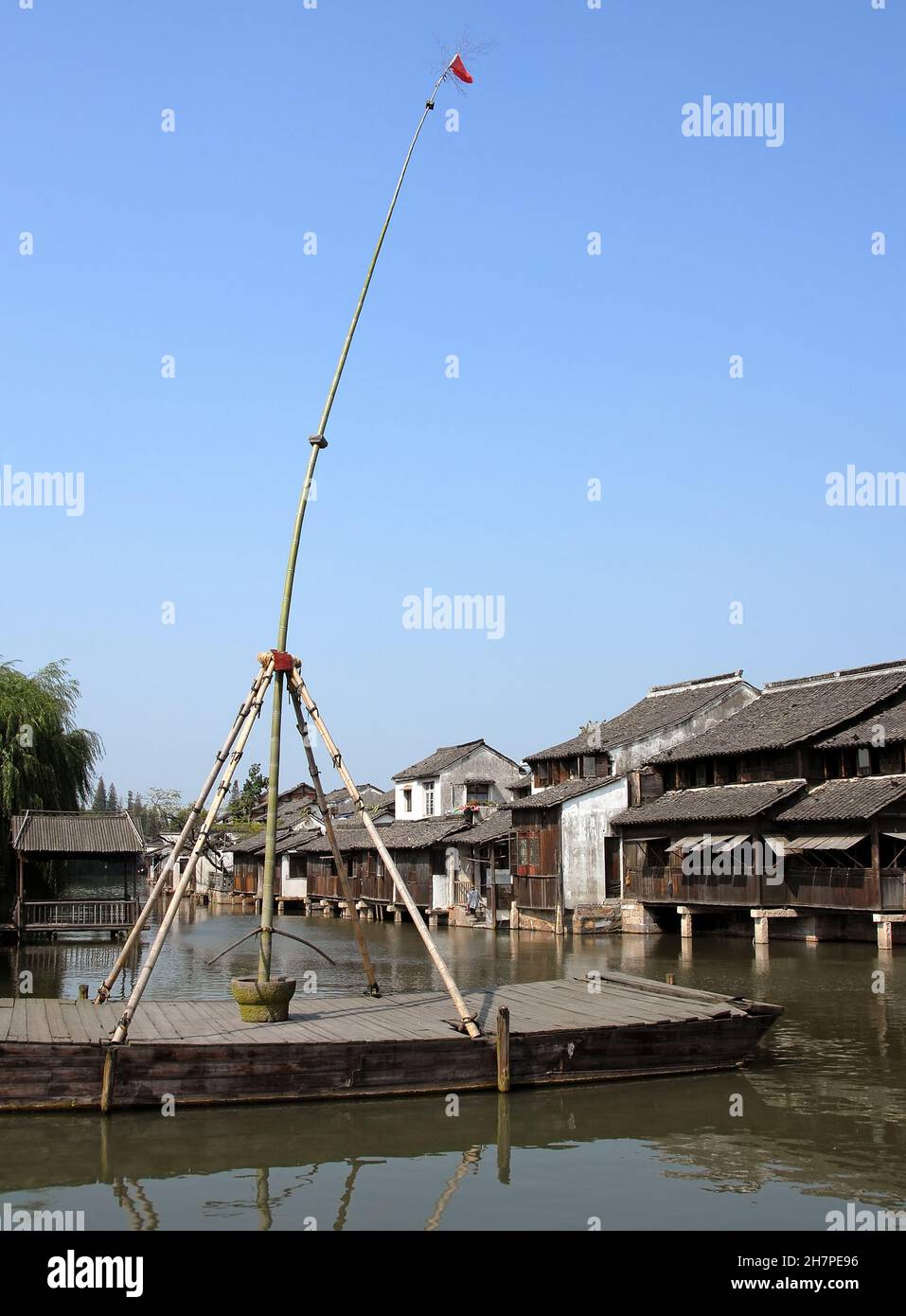 Wuzhen Water Town, province de Zhejiang, Chine.Un poteau en bambou utilisé par les acrobates pour se produire pour les touristes visitant Wuzhen Canal Town. Banque D'Images