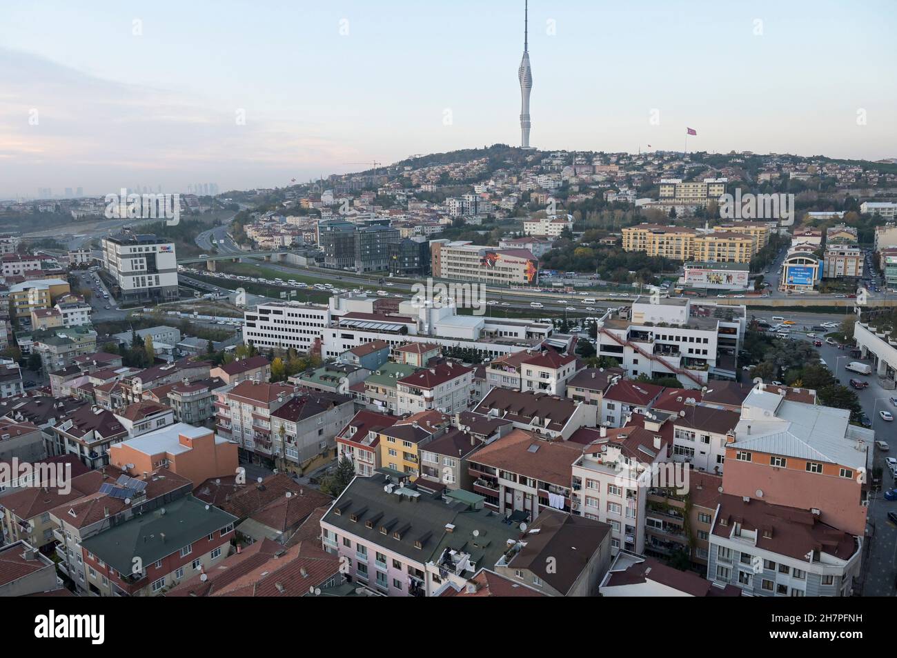 TURQUIE, Istanbul, Üsküdar, nouveaux immeubles d'appartements du côté asiatique, tour de télévision / TÜRKEI, Istanbul, Üsküdar, neue Wohnhäuser auf der asiatischen Seite, Fernsehturm Banque D'Images