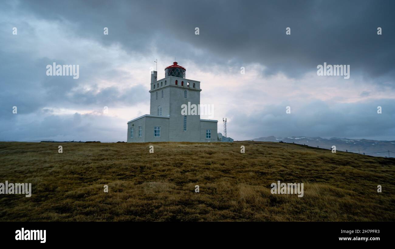 Dyrholaey phare au crépuscule. La station de phare à Dyrholaey a été créé en 1910, près du village de Vik, à la pointe sud de l'Islande. Banque D'Images