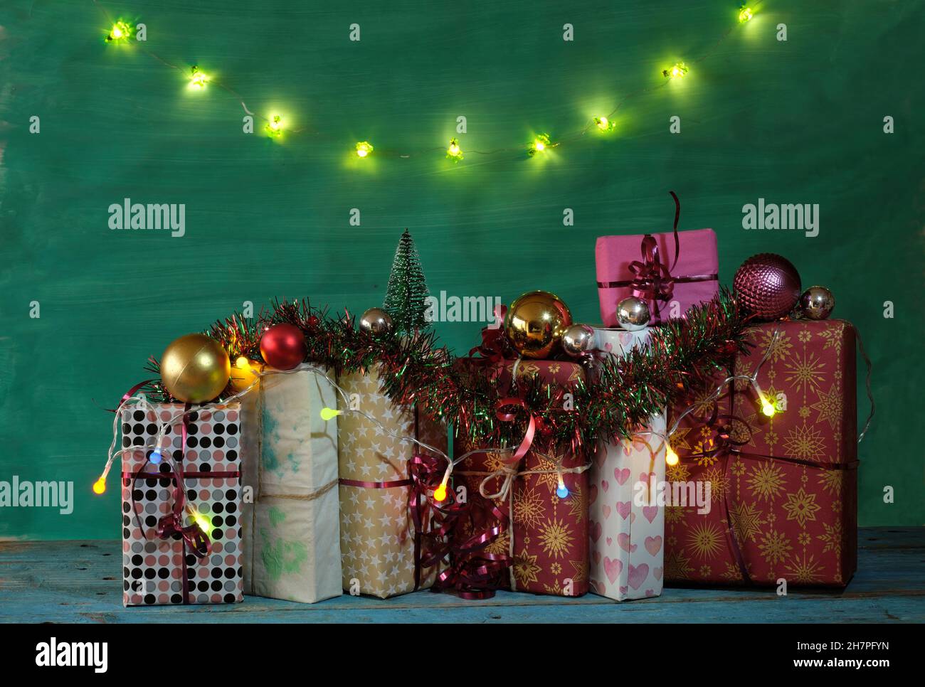 cadeaux de noël avec décoration de noël, boules de noël et éclairage de noël, espace de copie gratuit Banque D'Images