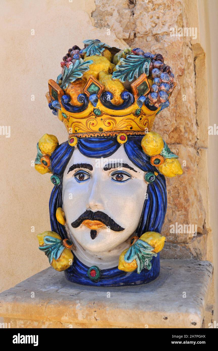 Caltagirone, Catane, Sicile, Italie - céramique typique de Caltagirone représentant la tête d'un homme. Banque D'Images