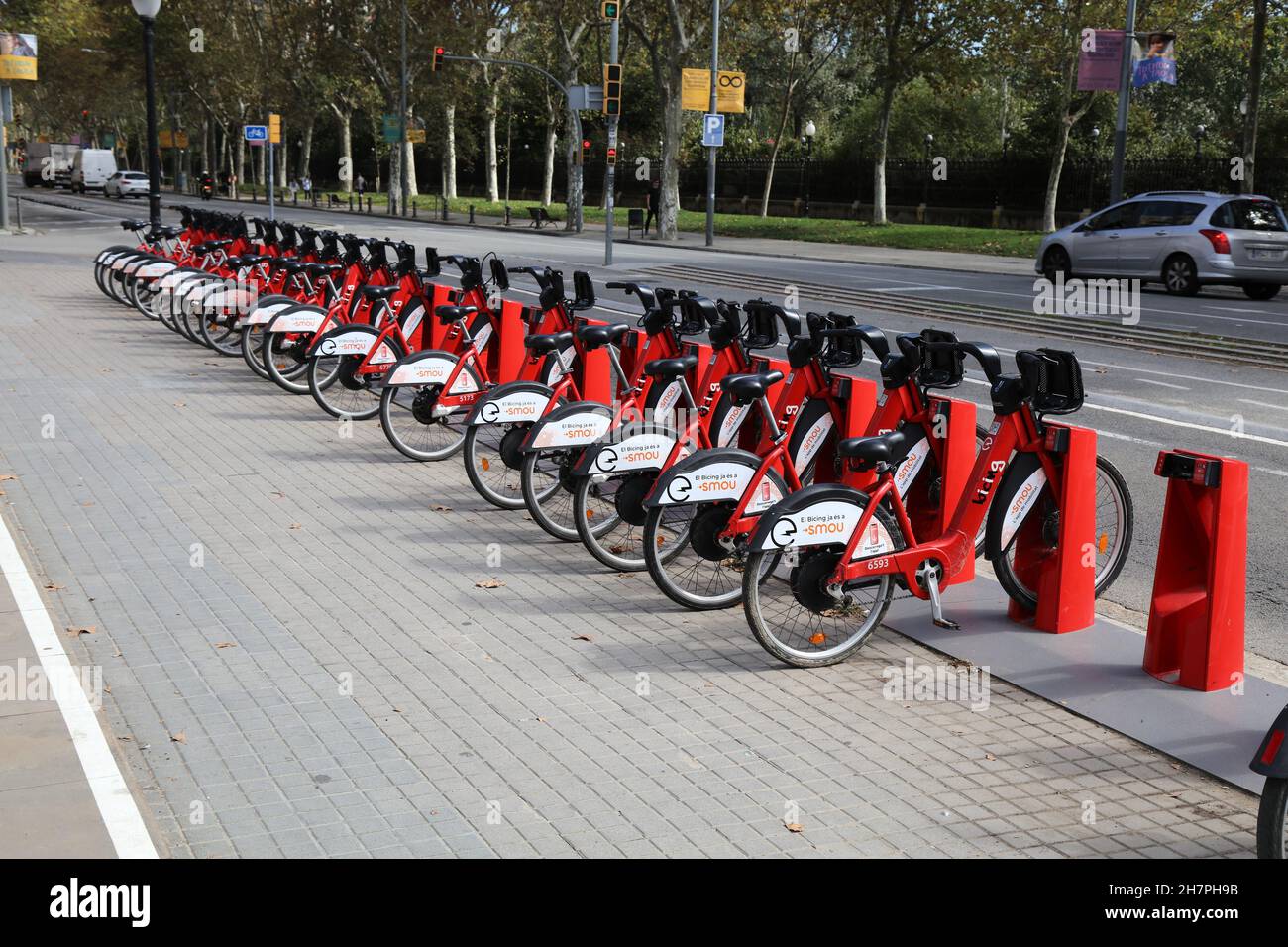 BARCELONE, ESPAGNE - 7 OCTOBRE 2021: Gare de location de vélos Bgiving à Barcelone, Espagne.Le populaire système de partage de vélo compte plus de 100,000 utilisateurs. Banque D'Images