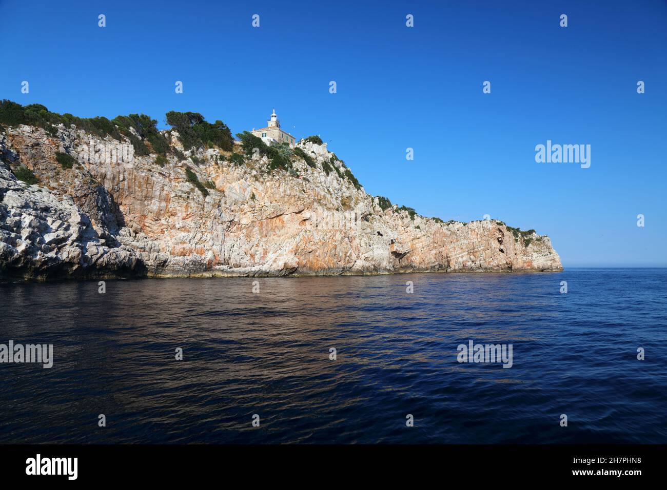 Île inhabitée sur la mer Adriatique.Phare de Susac près de l'île de Lastovo en Croatie. Banque D'Images