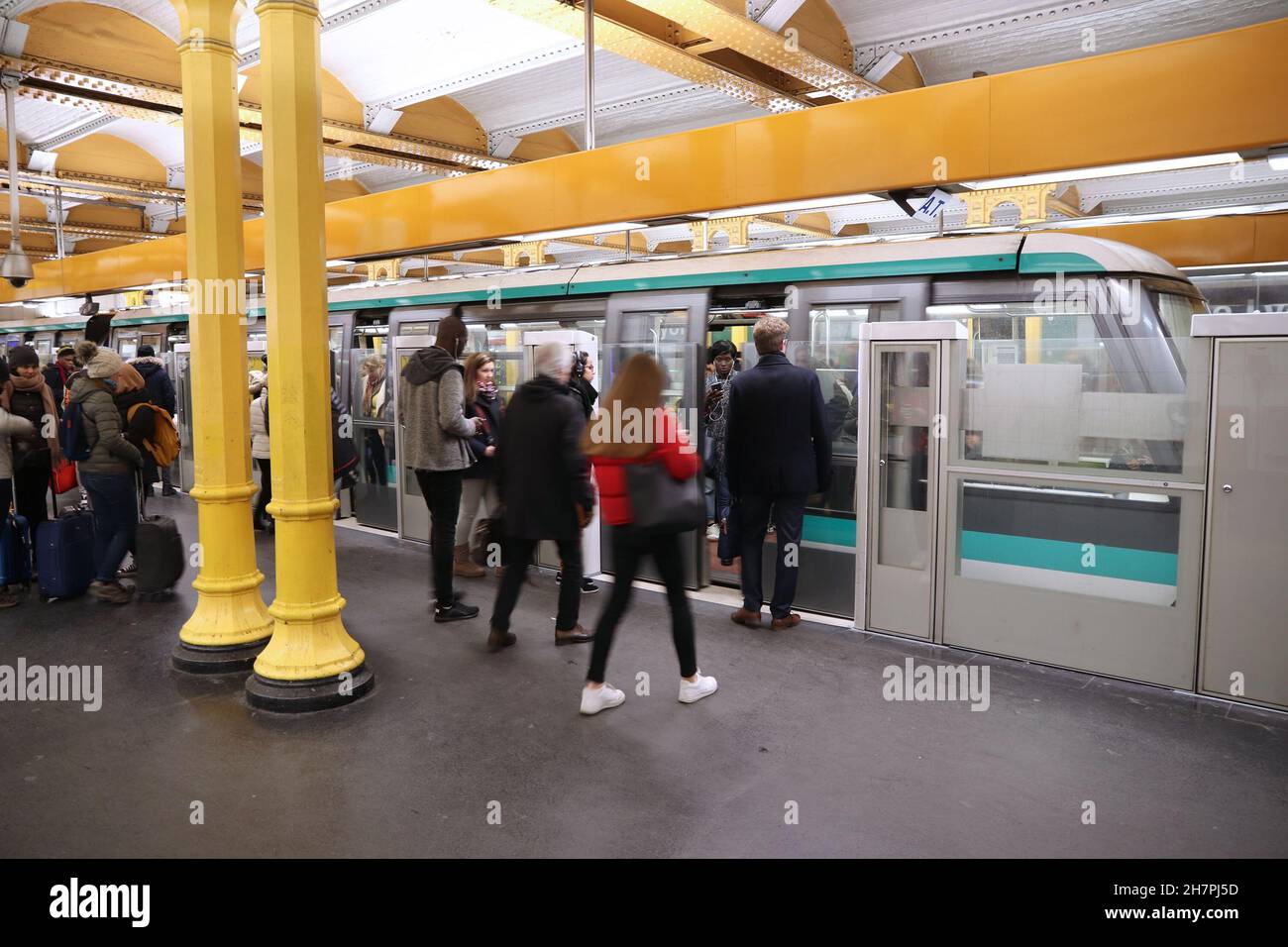 PARIS, FRANCE - 10 décembre 2019 : passagers attendent pour la ligne 1 du métro de Paris, France. Paris Métro sert à 1,52 milliard de dollars par année. Banque D'Images