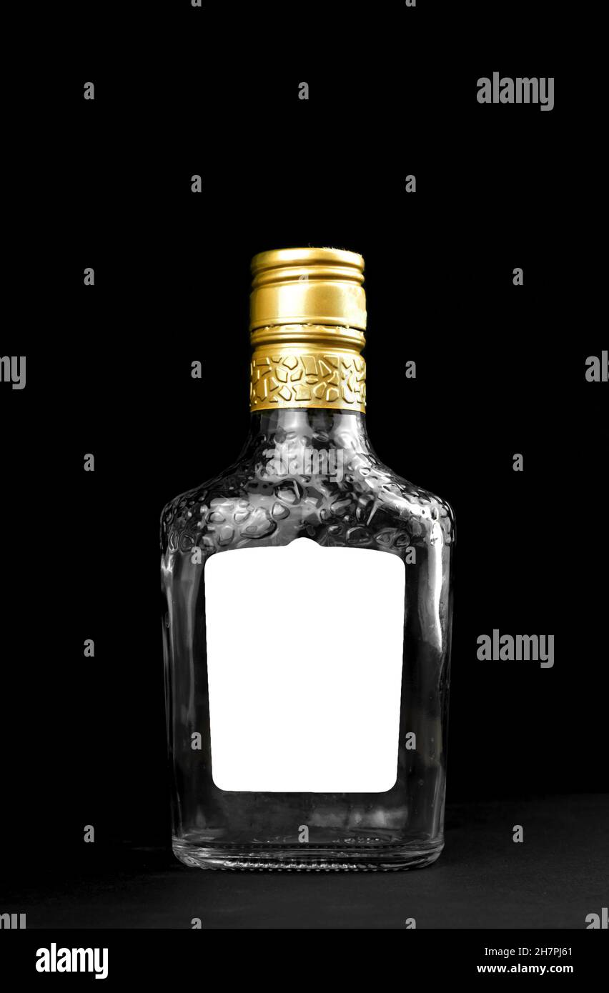 Étiquette Mockup sur une bouteille de whisky, de cognac ou de vodka en  verre vide sur fond noir.Modèle, copier la photo d'espace Photo Stock -  Alamy