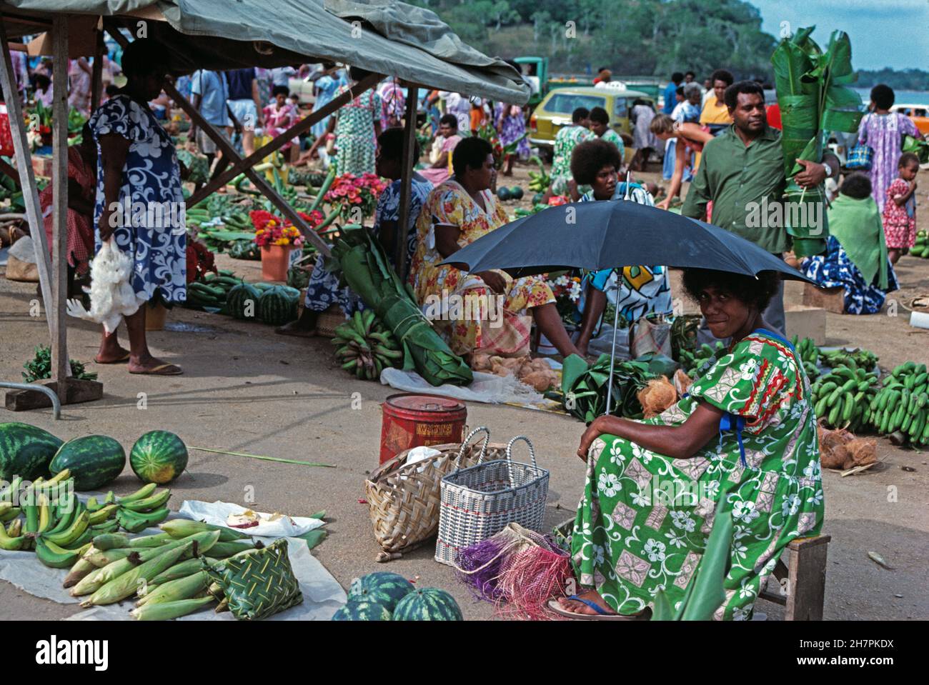 Vanuatu.Port Vila.Marché.Femme locale avec parapluie. Banque D'Images