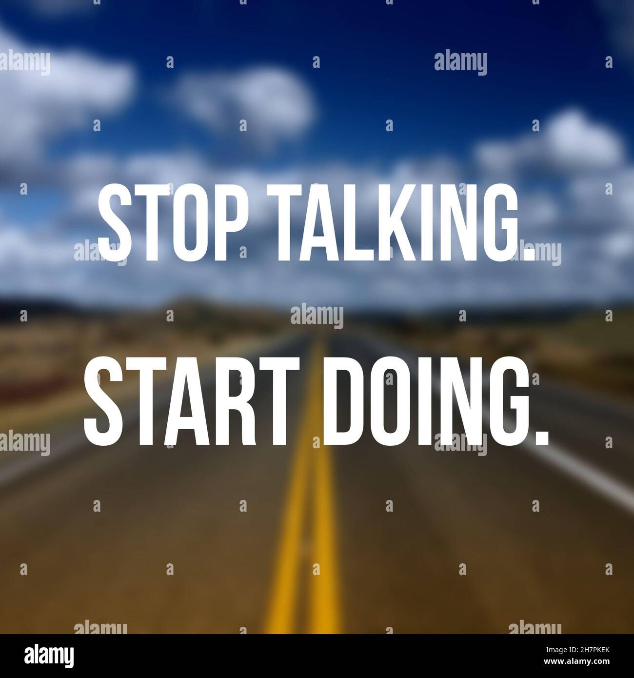 Arrêtez de parler.Commencez à faire.Affiche de texte de motivation d'entreprise.Affiche d'inspiration pour les médias sociaux. Banque D'Images