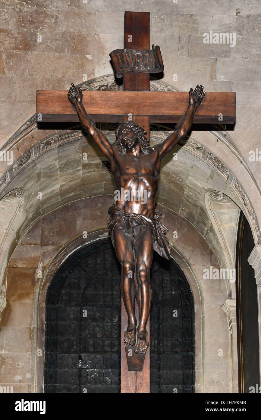 Le crucifix de Jésus-Christ avec l'écriture de 'INRI' dans l'église 'Saint-Nicolas-du-Chardonnet' dans le 5ème arrondissement de Paris, France, le 22 septembre 2 Banque D'Images