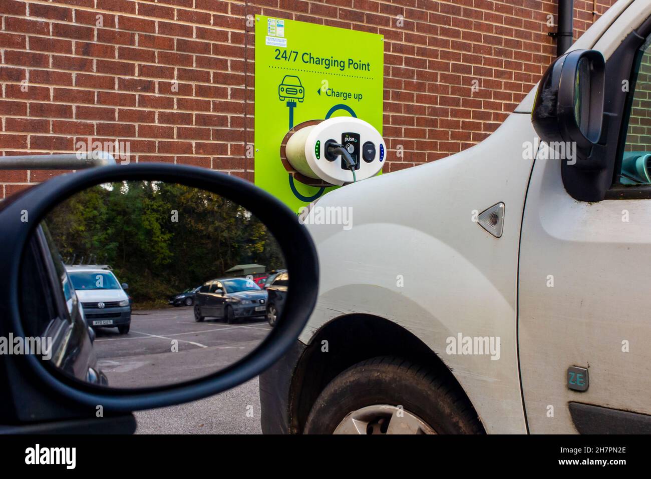 Point de charge de véhicule électrique pour les voitures à l'extérieur d'un supermarché à Wirksworth une petite ville dans la région de Derbyshire Dales The Peak District Angleterre Royaume-Uni Banque D'Images