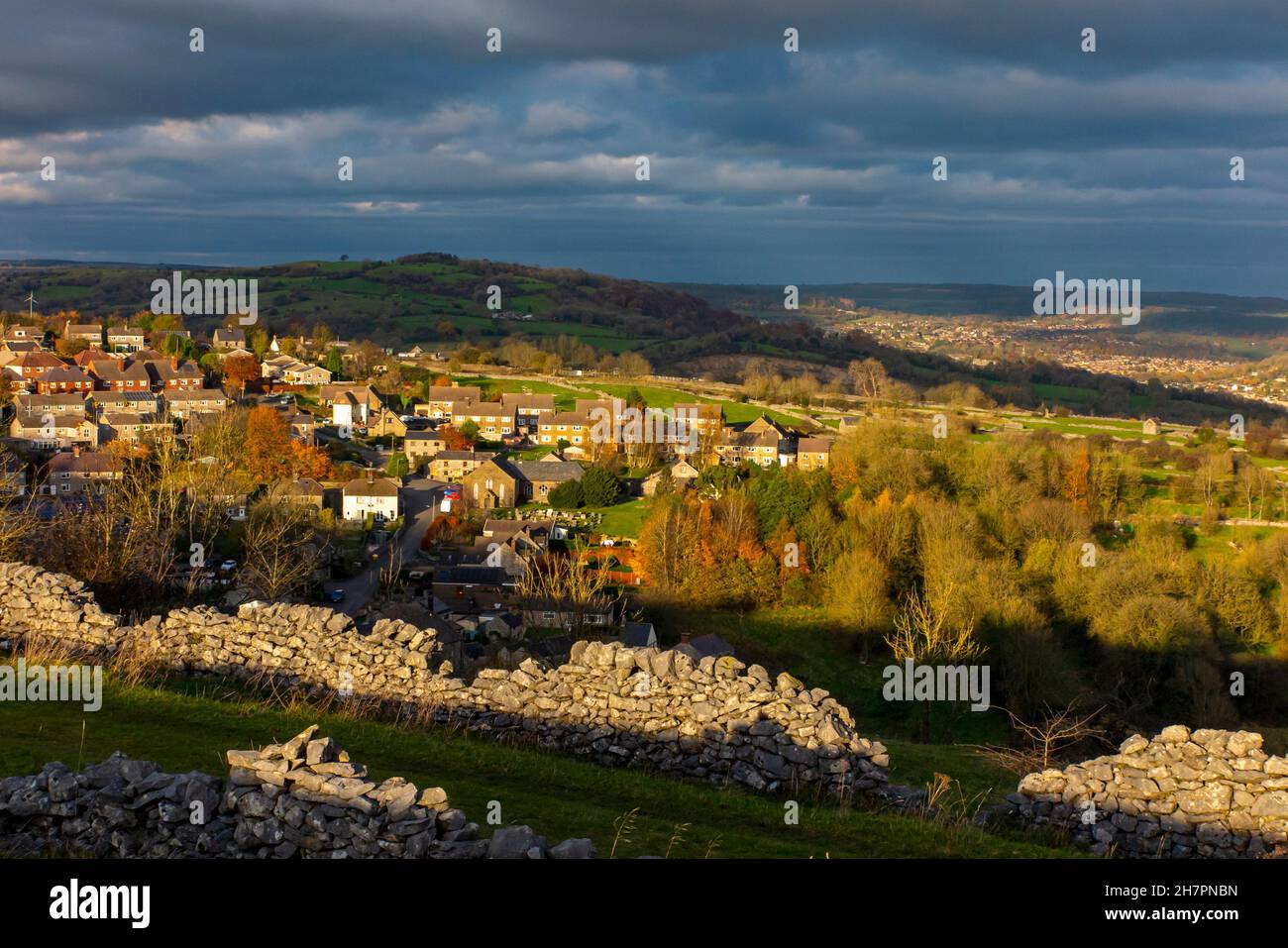 Maisons vues de Middleton Moor à Middleton par Wirksworth près de la piste de High Peak Trail dans le Derbyshire Dales Peak District Angleterre Banque D'Images