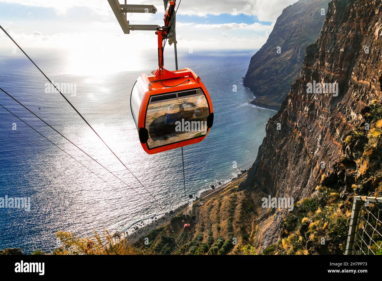 Route du ciel à la plage - téléphérique de montagne Cabo Girao, attraction touristique populaire et de beaux paysages dans l'île de Madère Banque D'Images