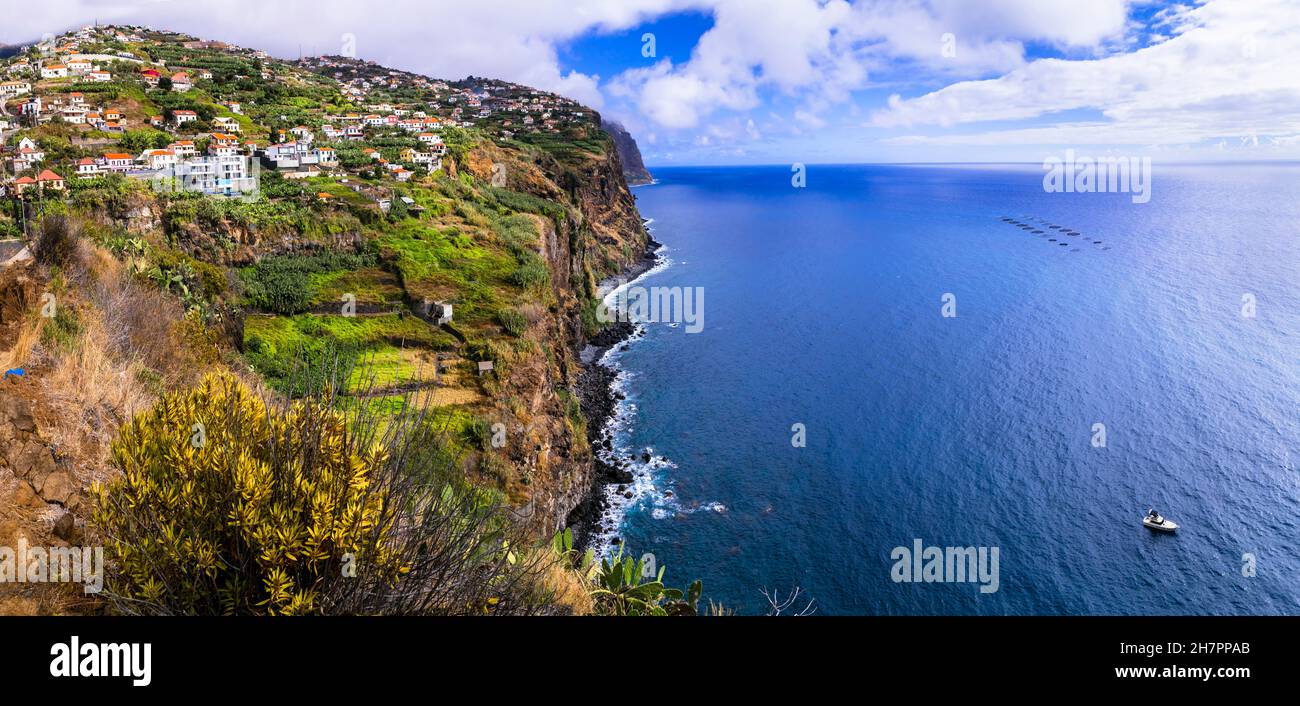 Paysage de l'île de Madère, vue sur les petits villages sur les montagnes rocheuses steppy.Portugal Banque D'Images