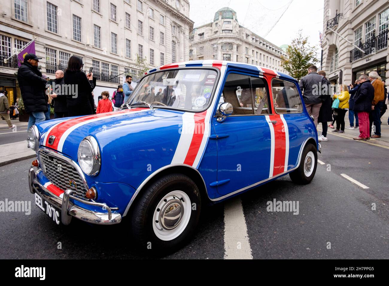 Mini Austin classique avec peinture Union Jack au Regent Street Motor Show, Londres, Royaume-Uni. Banque D'Images