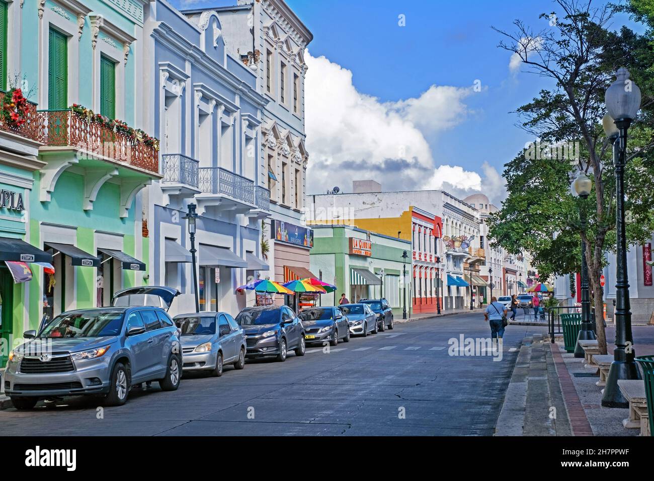 Scène de rue montrant les bâtiments coloniaux espagnols dans le vieux quartier historique de la ville Ponce, le sud de Porto Rico, les grandes Antilles, les Caraïbes Banque D'Images