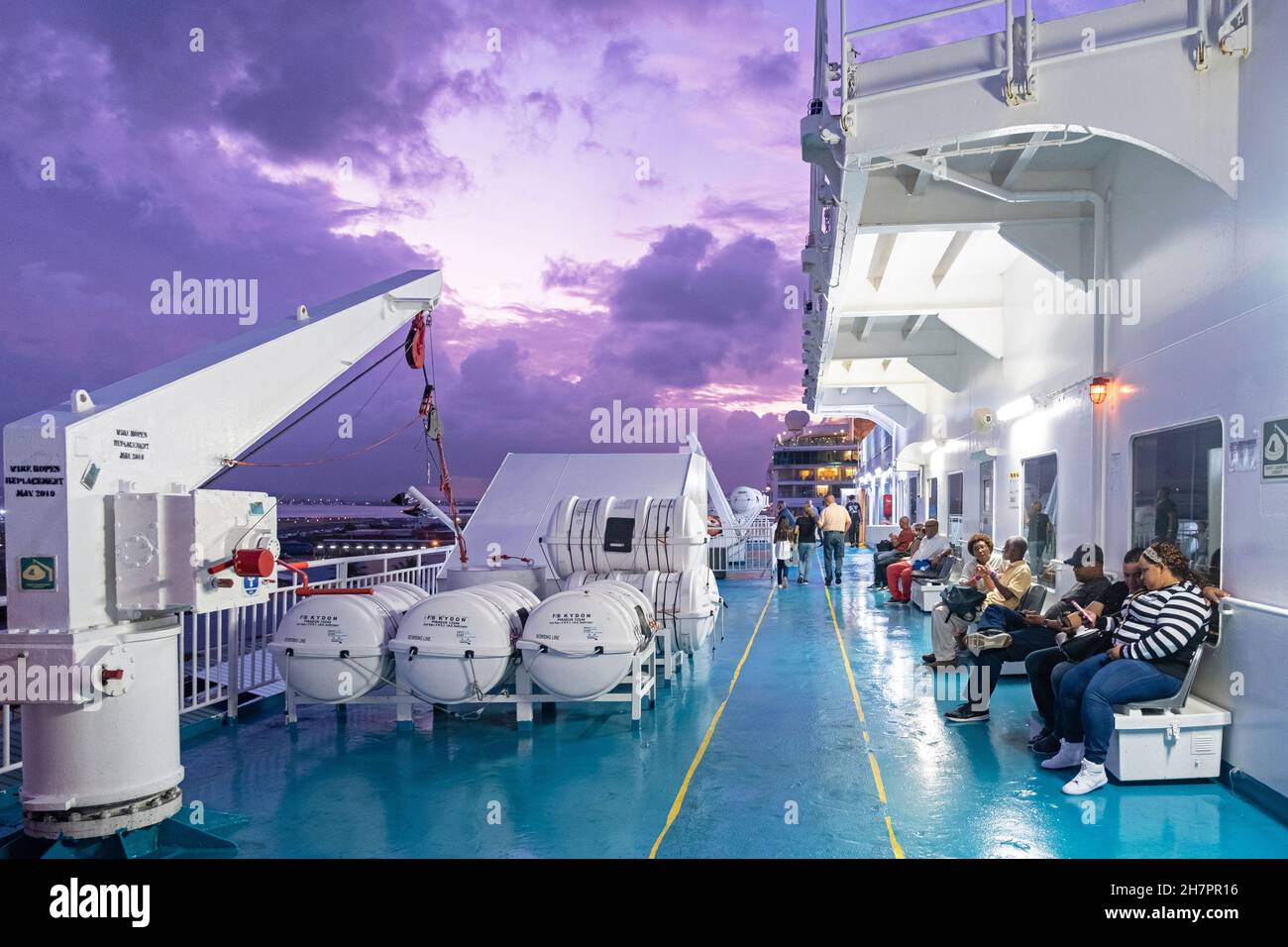 Passagers à bord du ferry Kydon de San Juan à Porto Rico à Saint-Domingue en République dominicaine au coucher du soleil, grandes Antilles, Caraïbes Banque D'Images