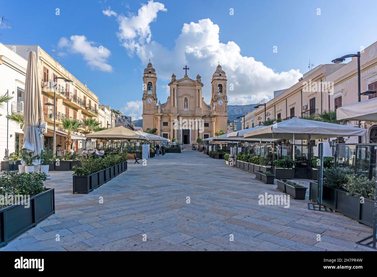 Piazza Duomo à Terrasini, Sicile, Italie.La place centrale de la ville menant à l'église de Saint Maria Santissima delle Grazie. Banque D'Images