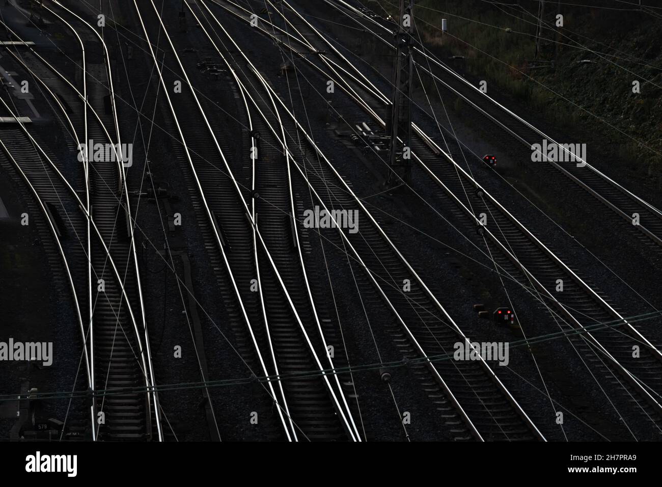 Vue de nuit du système de voies ferrées.avec des jonctions et des signaux en Allemagne. Banque D'Images