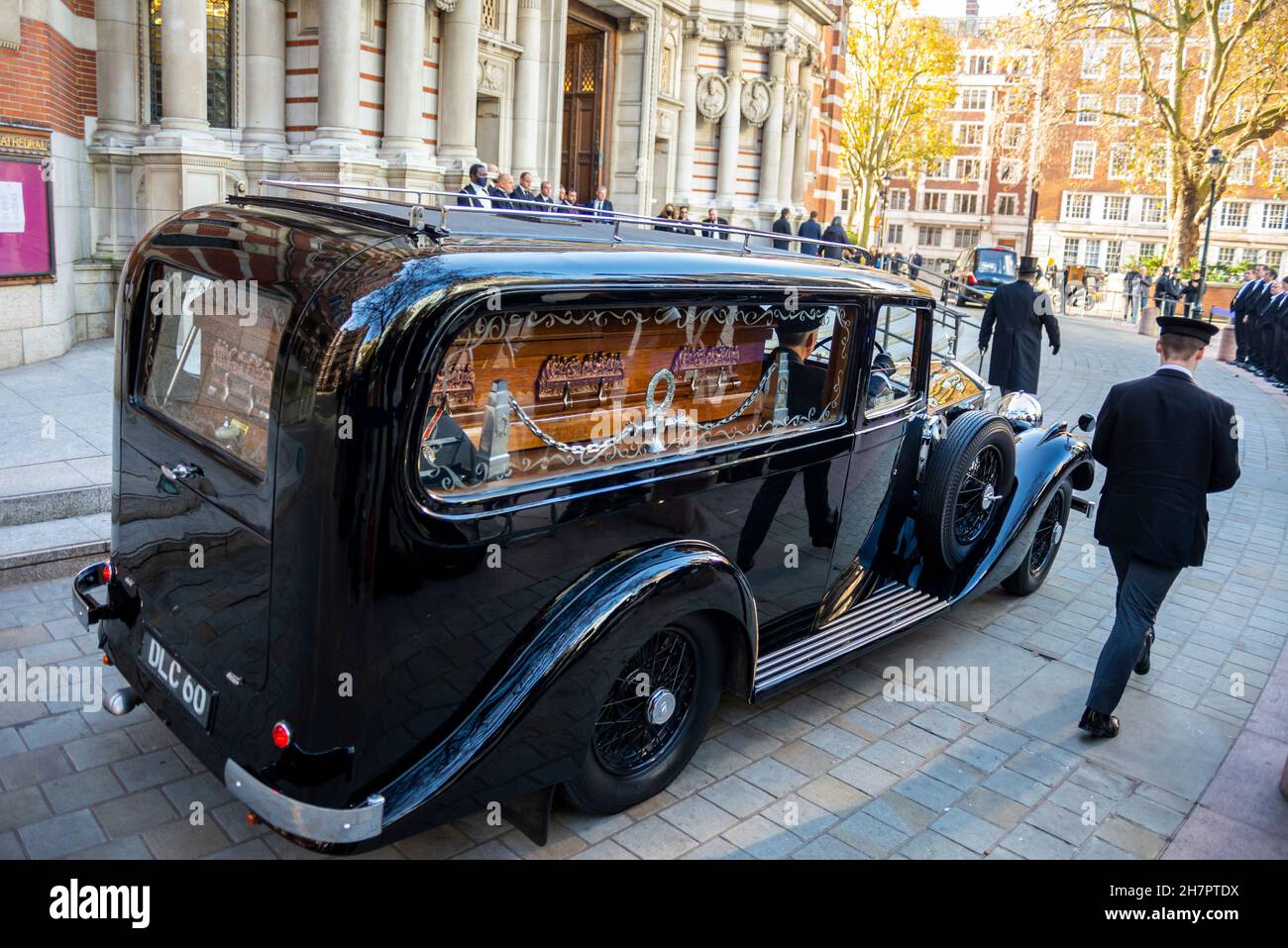 Le cercueil du député assassiné David Amess arrivant à la cathédrale de Westminster, Londres, au Royaume-Uni, à l'intérieur d'un coeur Rolls Royce 25/30 vintage Banque D'Images