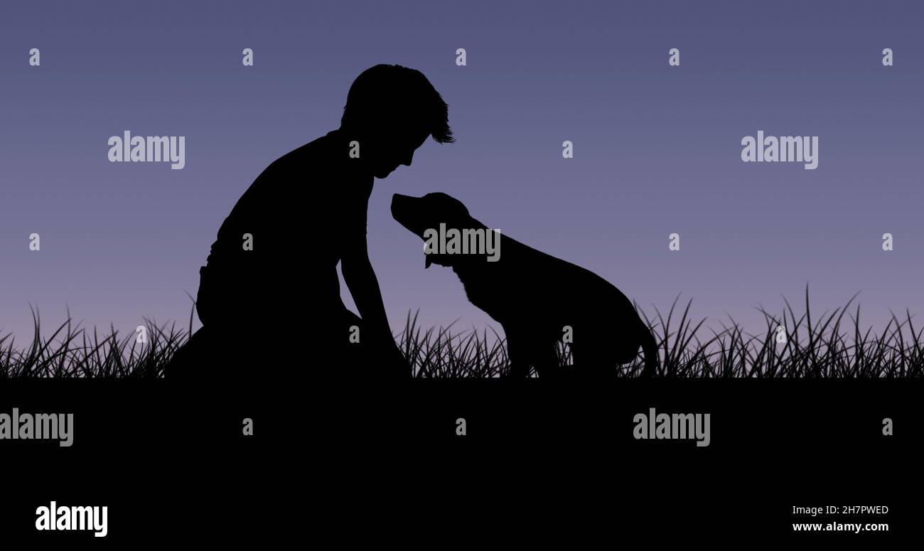 Silhouette garçon s'agenouille sur l'herbe tout en tenant le chiot au crépuscule contre le ciel clair avec l'espace de copie Banque D'Images