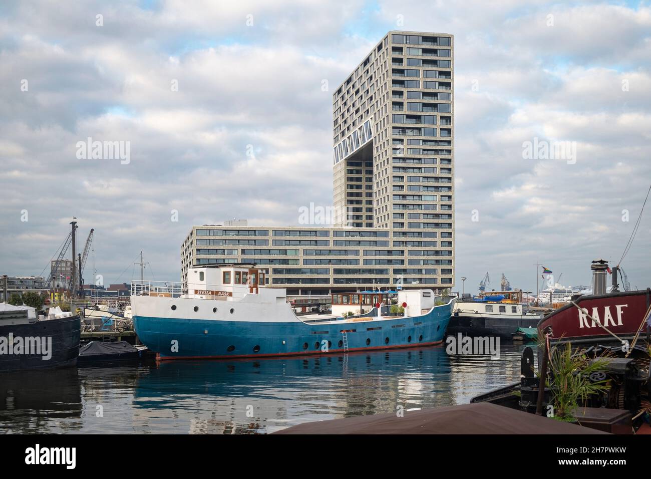 Péniche amarrée en face du complexe d'appartements Pontsteiger, Amsterdam. Banque D'Images