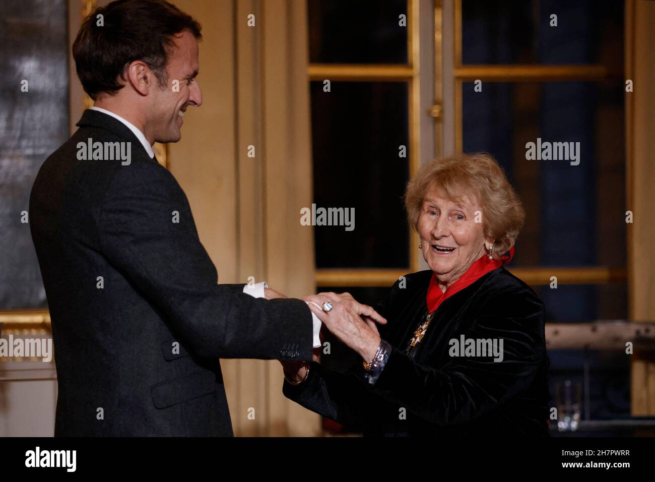 Le Président français Emmanuel Macron (L) décerne la Médaille d'honneur à l'écrivain acadien Antonine Maillet (R) au Palais de l'Elysée à Paris, France, le 24 novembre 2021.Photo de Yoan Valat/Pool/ABACAPRESS.COM Banque D'Images