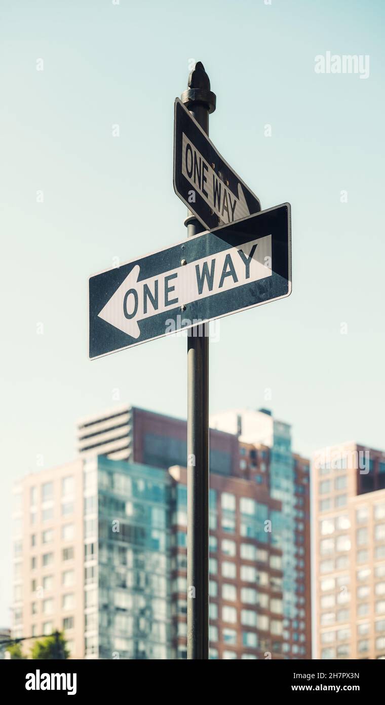 Panneaux de signalisation à sens unique à New York City, mise au point sélective, couleurs appliquées, États-Unis. Banque D'Images