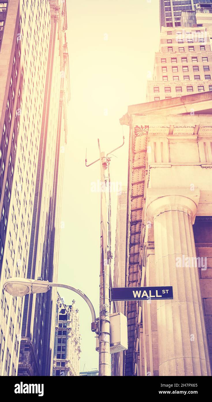 Image colorée du panneau Wall Street sur un lampadaire, mise au point sélective, New York City, États-Unis. Banque D'Images