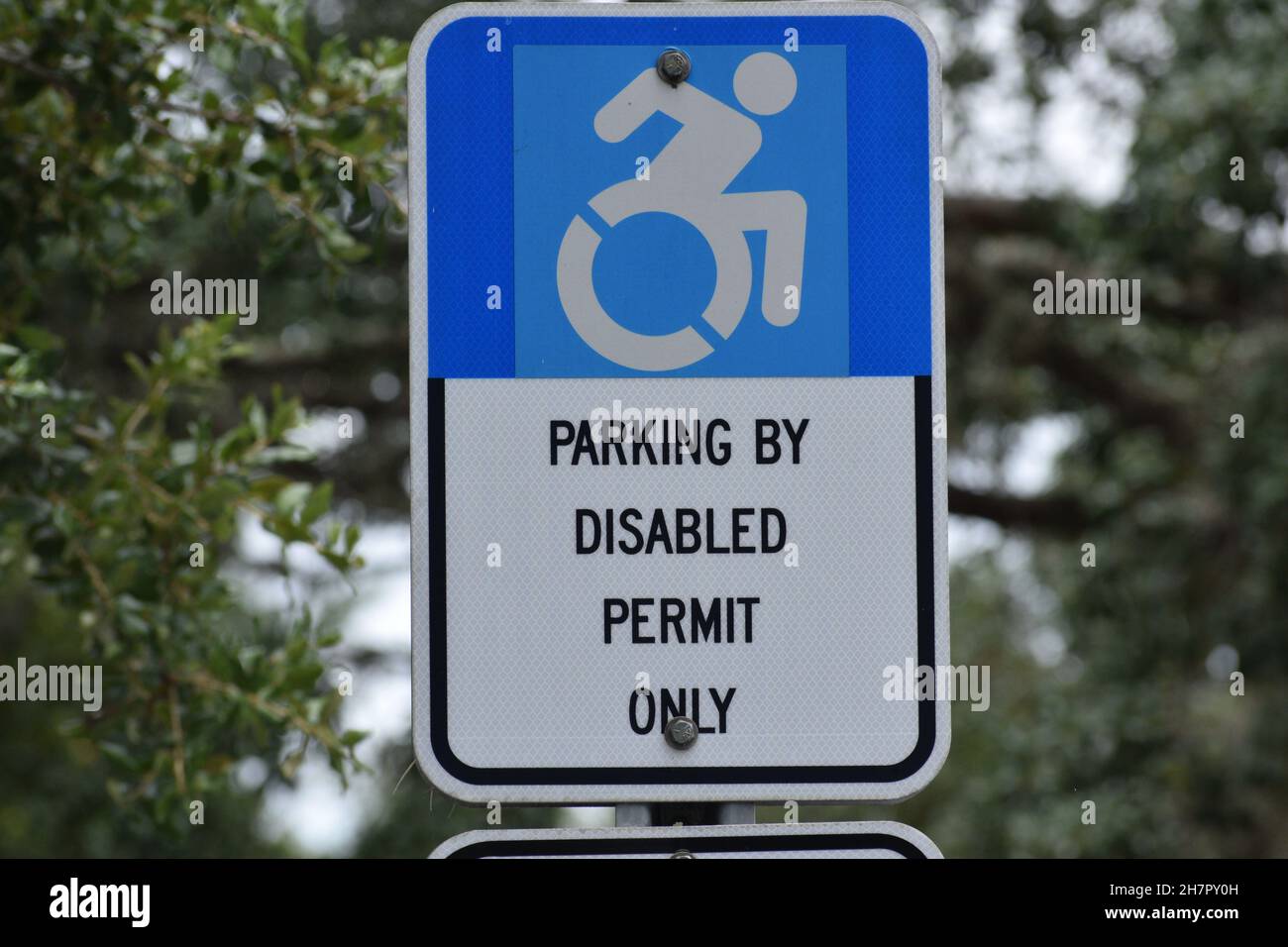 Panneau parking réservé aux personnes handicapées. Banque D'Images