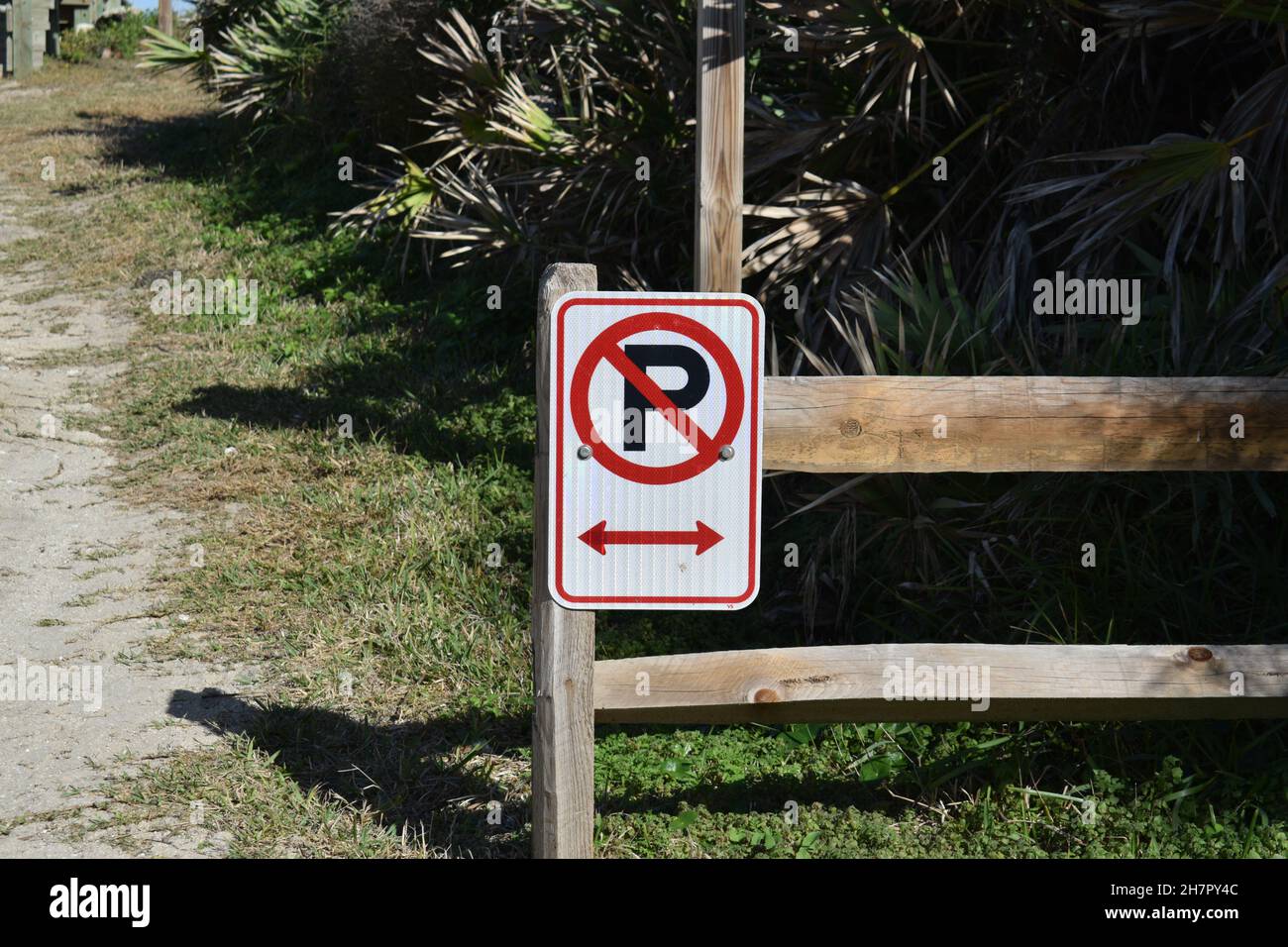 Un symbole d'interdiction de stationnement attaché à une clôture en bois. Banque D'Images