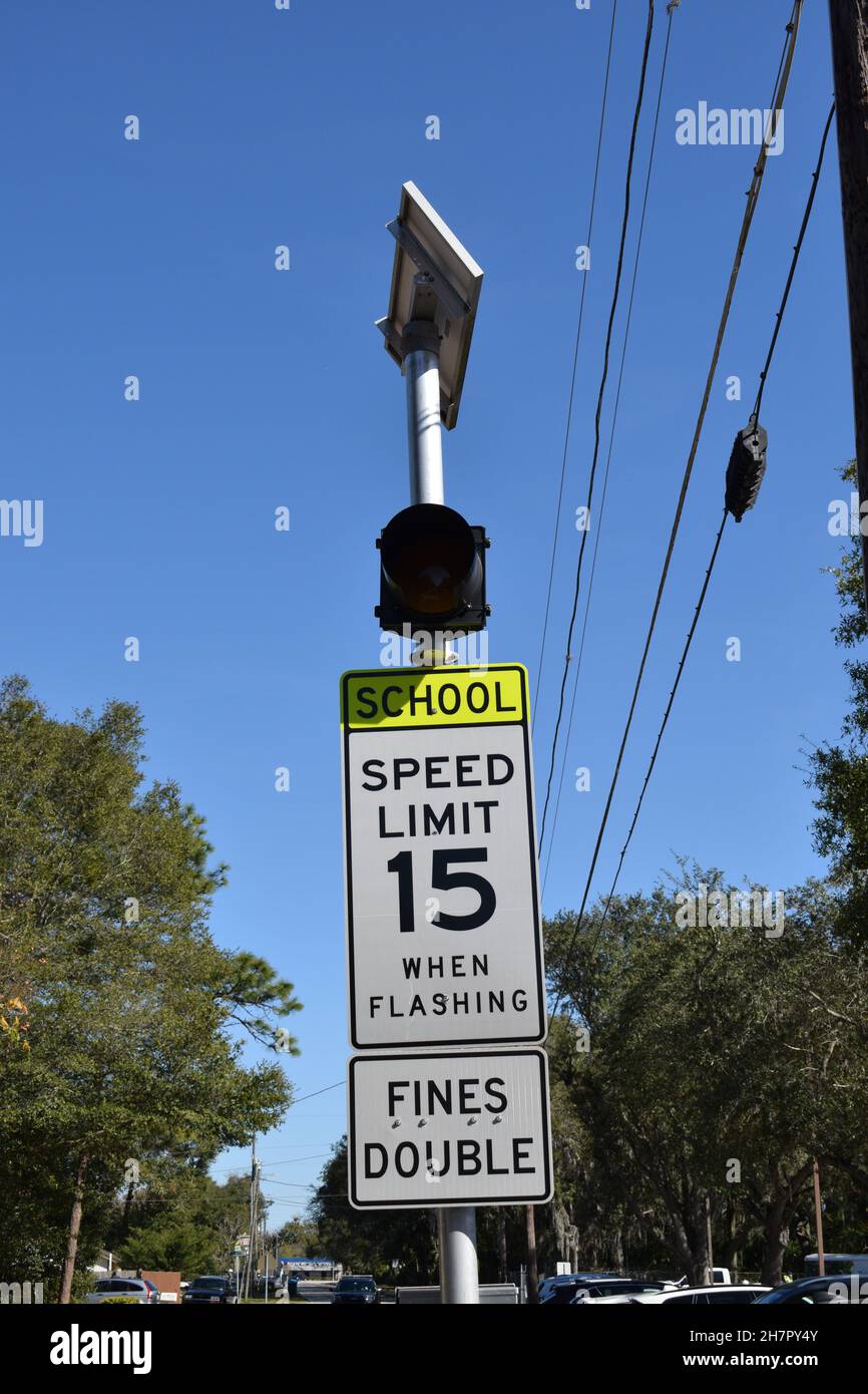 Un panneau School zone avec lumière solaire. Banque D'Images