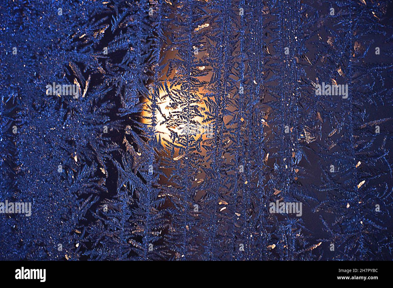 Motifs naturels de glace sur la texture du verre Banque D'Images