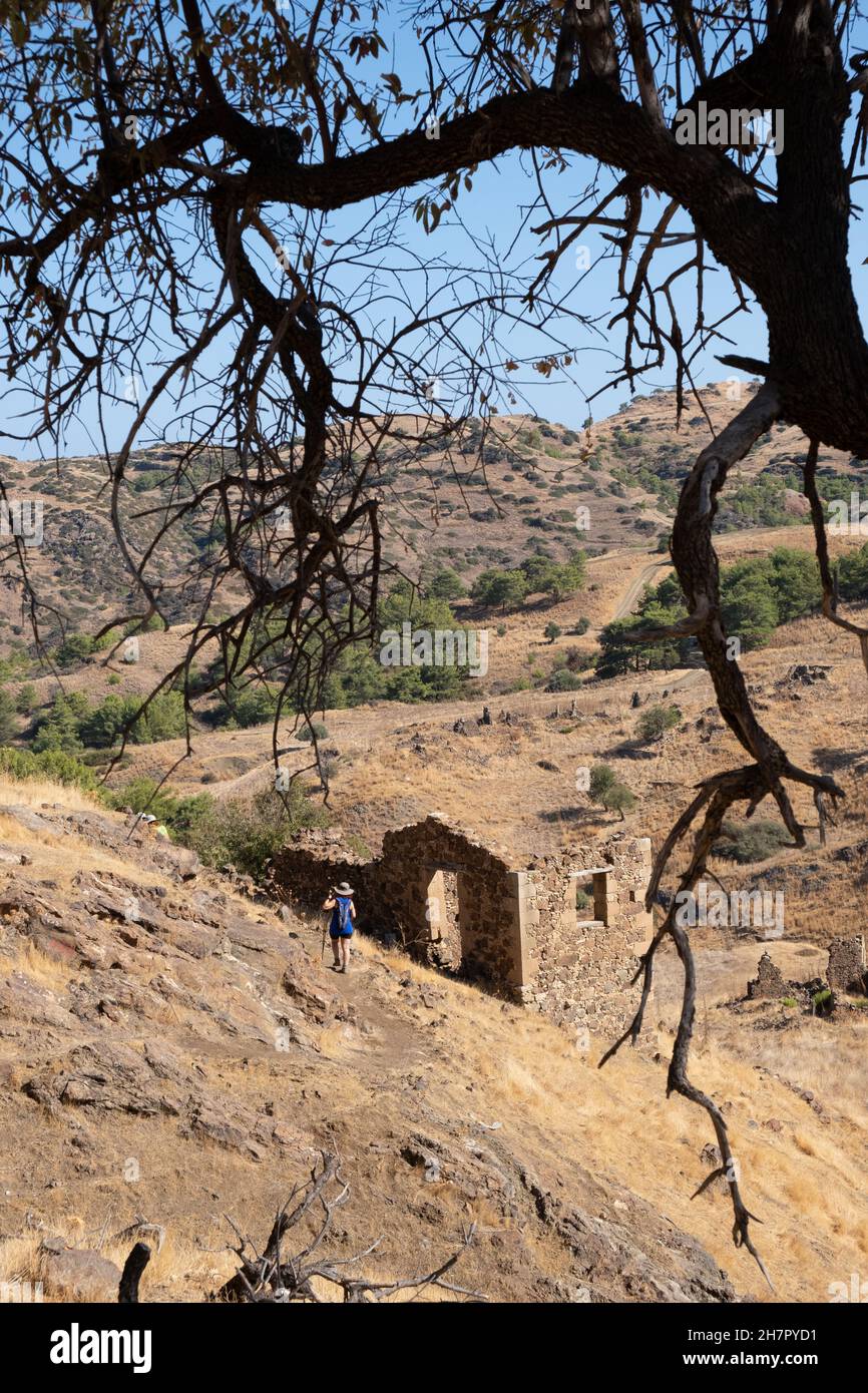 Personne non reconnue qui fait de la randonnée dans la nature sur un sentier dans un village abandonné.Trekking à l'extérieur Banque D'Images