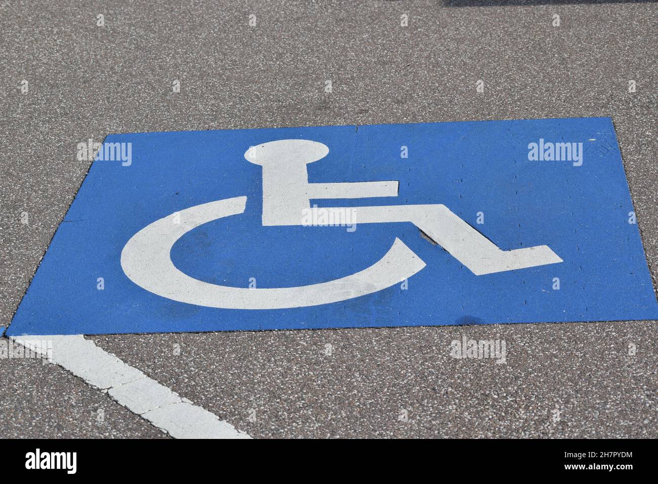 Un symbole indique la zone de stationnement réservée aux personnes handicapées. Banque D'Images