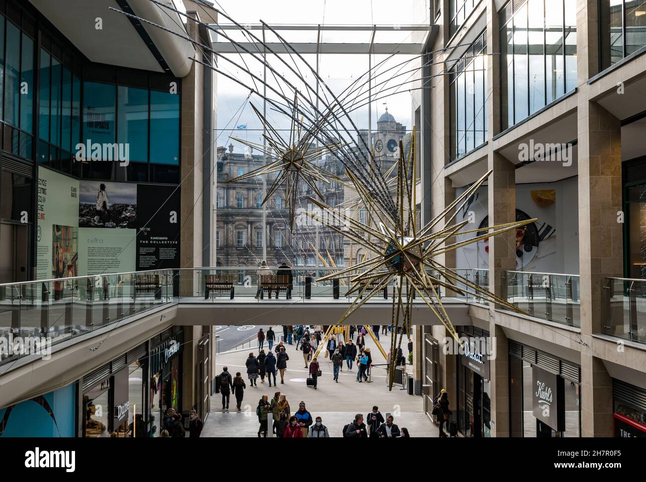 Vue intérieure du nouveau centre commercial St James Quarter avec décoration étoile de Noël, Édimbourg, Écosse, Royaume-Uni Banque D'Images