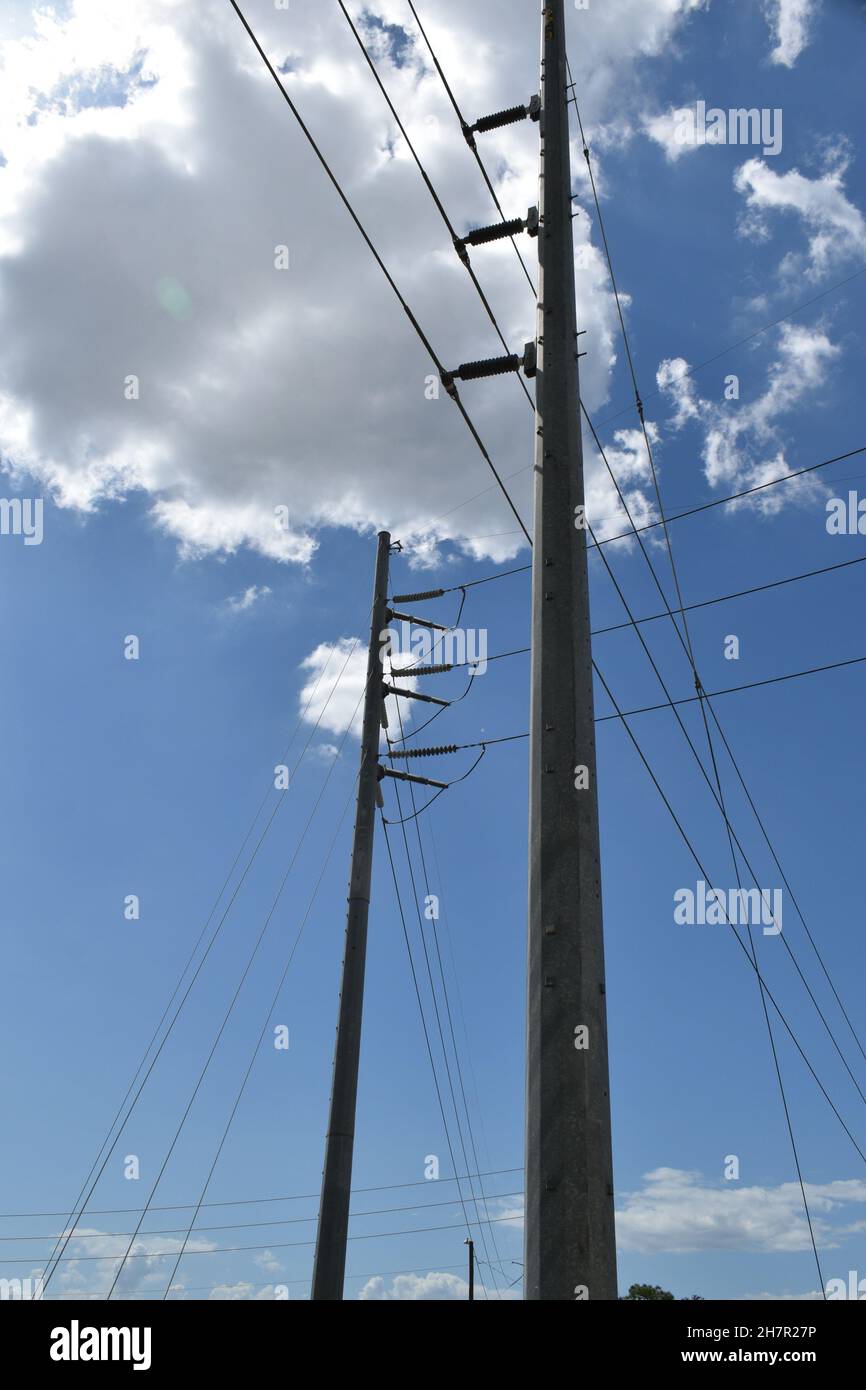 Câbles reliés aux grands poteaux électriques dans de nombreuses directions. Banque D'Images